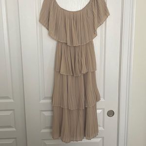 3 tiered pleated dress. Can be worn on or off the shoulders. Stretchy.